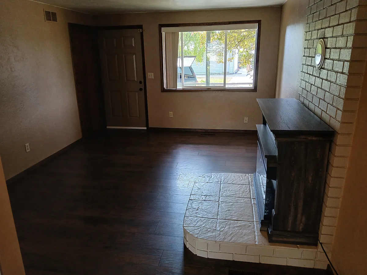 Building Photo - 600 Loucks Way #B