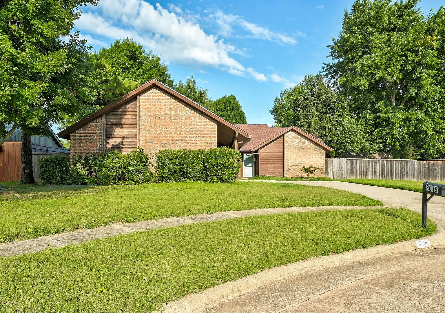 Charming 3-Bed, 2-Bath Home in West Norman Minutes from Sooner Mall — Photo 2
