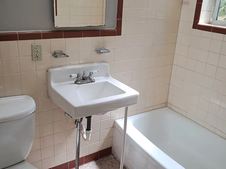 1931 Clinton St #4 — Photo 8