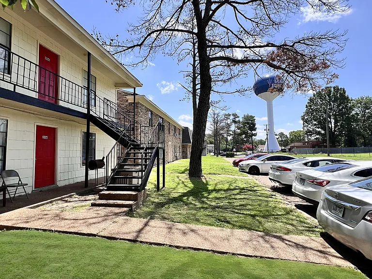 2400 Goodwin Ave #2 — Photo 12