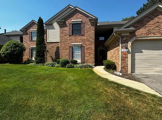 37029 Ridgedale Ct, Farmington, MI 48331