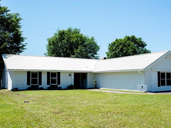 3rd image of 410 Country Club Dr