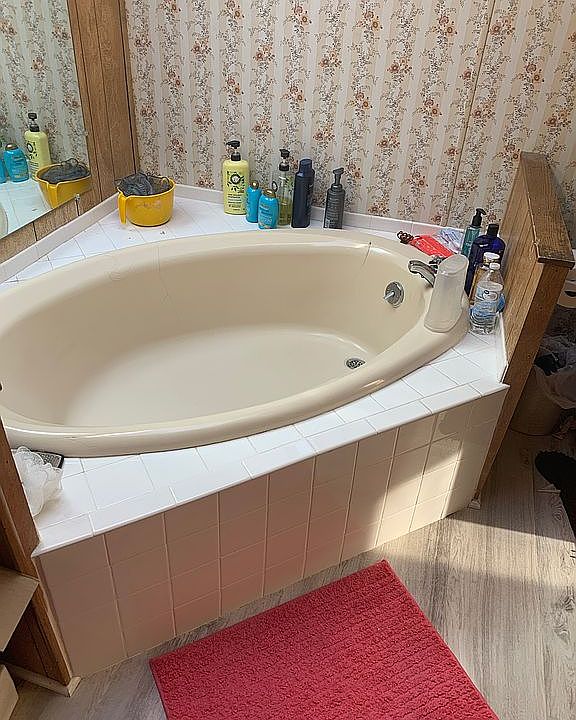 New tiles around bathtub