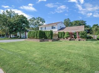 4 Bezel Ln, Smithtown, NY 11787
