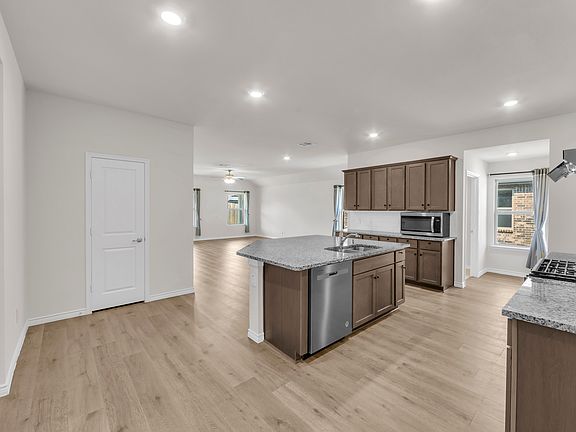 4th image of 812 Honey Maple St