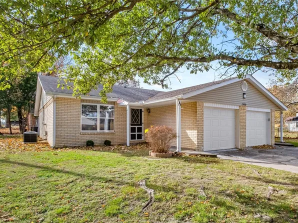 1300 W Rolling Oaks Dr, Rogers, AR 72756