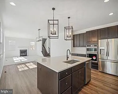 6 bed, 3.5 bath, 4933 sqft, $4,800 — Photo 3