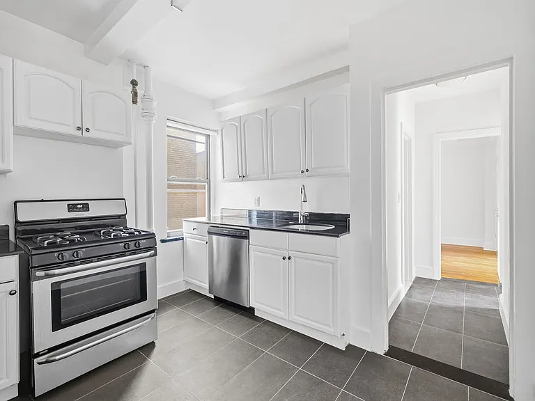 433 W 21st St #6A — Photo 7