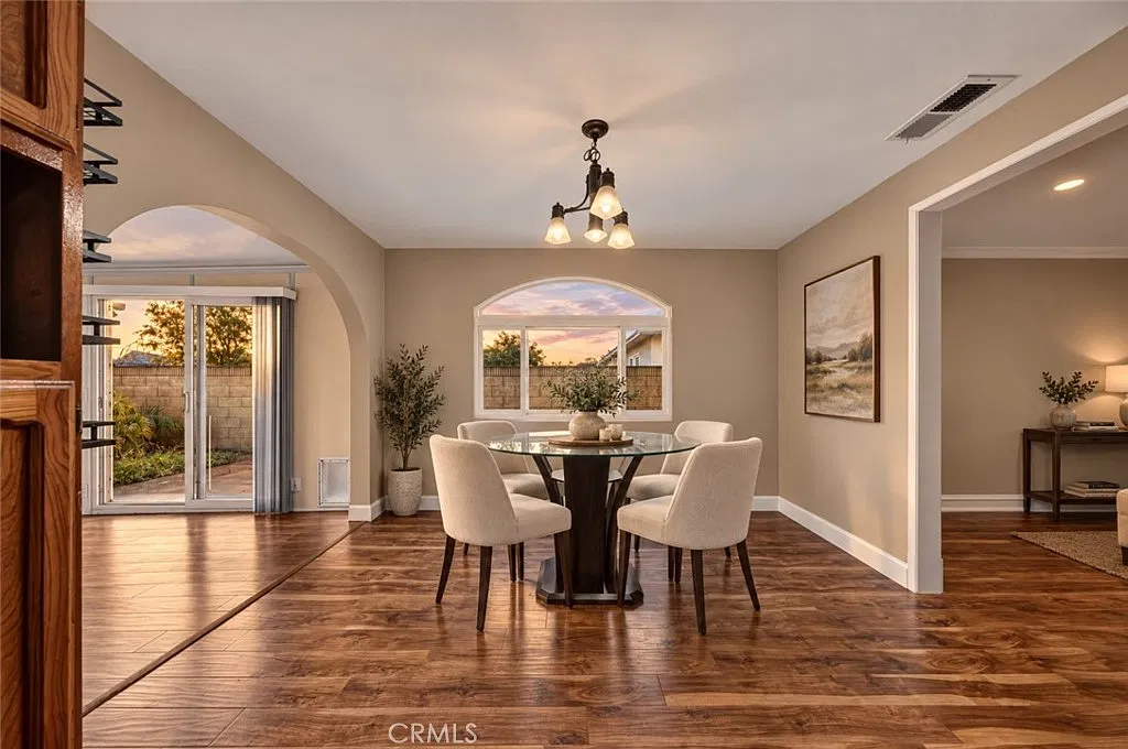 3 bed, 1170 sqft, $3,445 — Photo 3