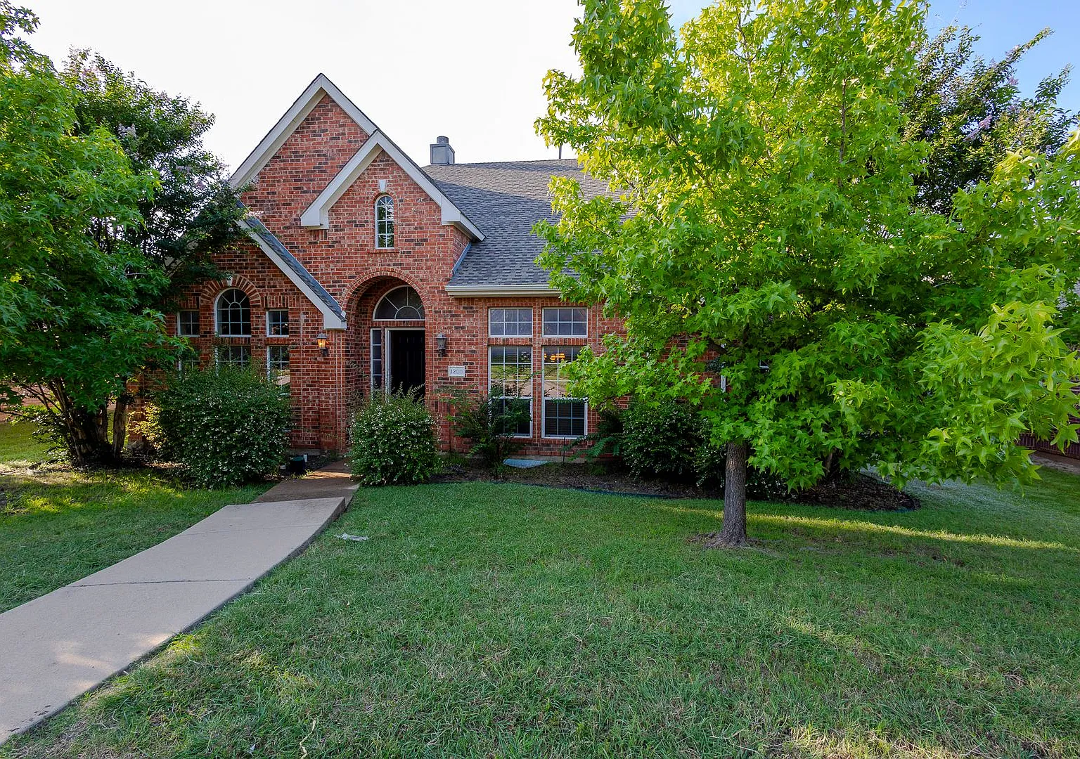 Welcome to this charming single-family home featuring 4 spacious bedrooms and 2 well-appointed ba... — Photo 2