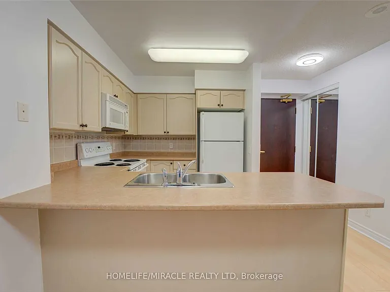 30 Grand Trunk Cres #1509 — Photo 12