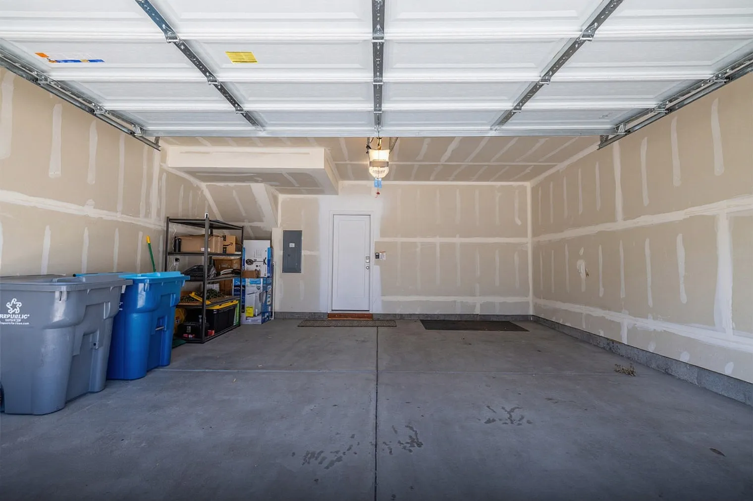 3 bed, 2.0 bath, 1991 sqft, $3,013 — Photo 3