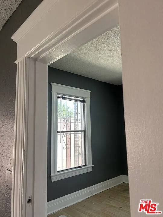 1 bed, 1.0 bath, 350 sqft, $1,050 — Photo 2
