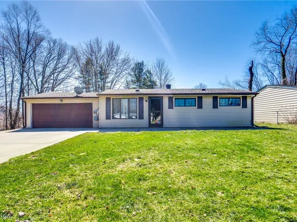 3054 Douglas St, Ravenna, OH 44266