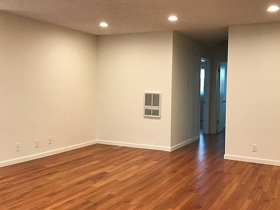 3rd image of 928 9th St #3