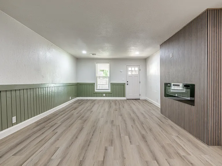 208 E Carson St — Photo 12