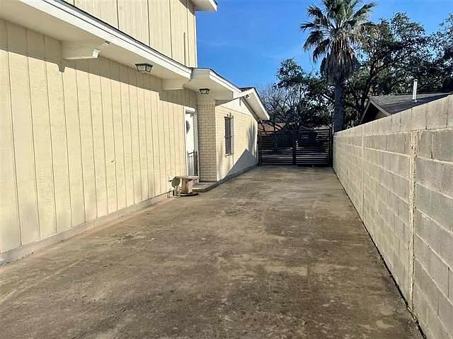 406 Longshadow Rd #UPSTAIRS — Photo 2