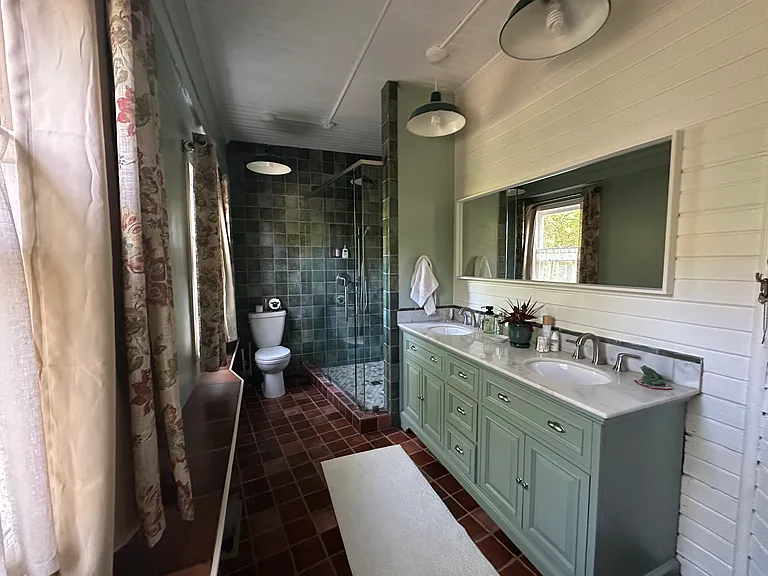 735 Broadway — Photo 17
