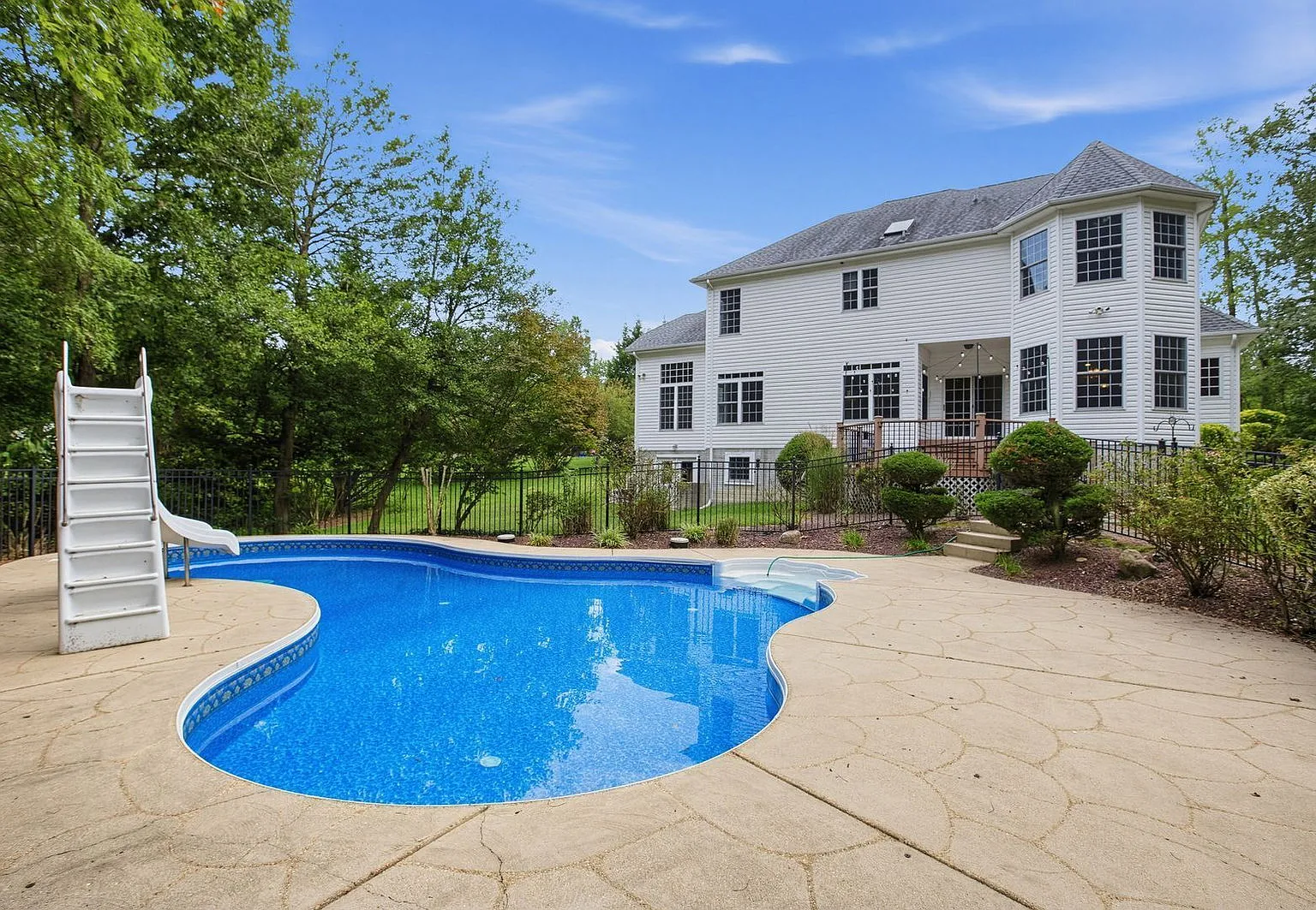 4 bed, 4.5 bath, 4700 sqft, $4,500 — Photo 2
