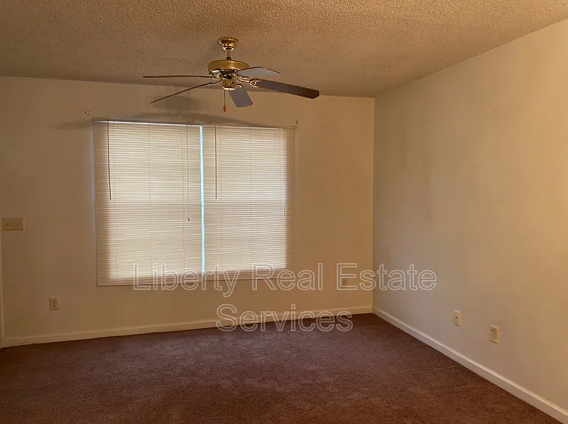 Colonial Park Condos — Photo 3