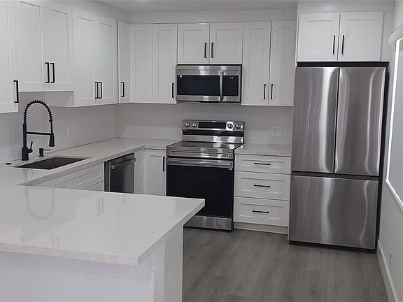 4th image of 630 N 58th Ave
