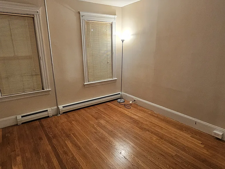 bedroom 1 w/ walkin closet