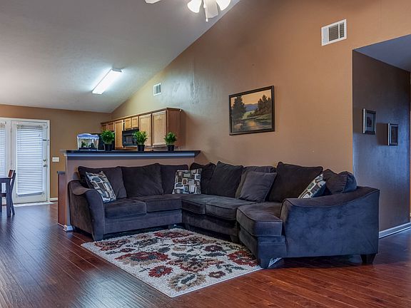 Open floor plan and high cei