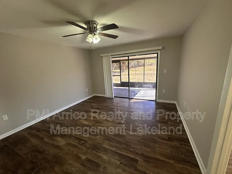 3211 Julia Ct — Photo 3