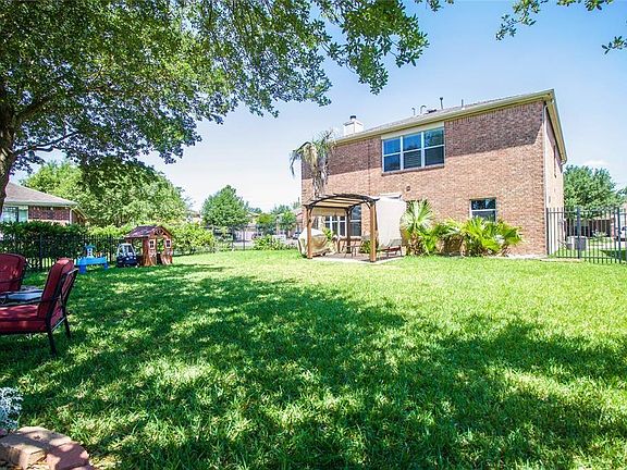 4th image of 17627 Hoover Gardens Dr