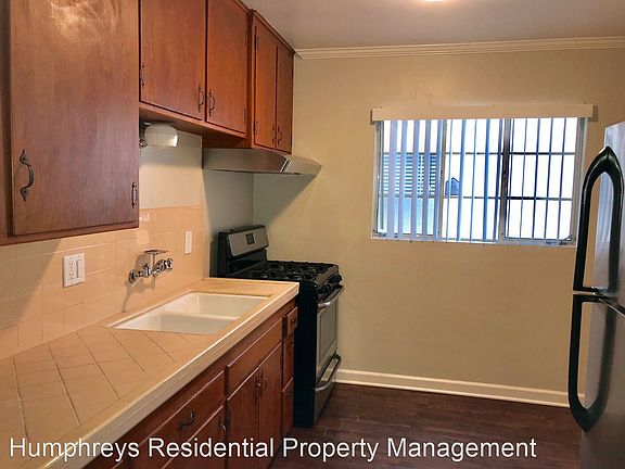 4th image of 3155 N Park Way