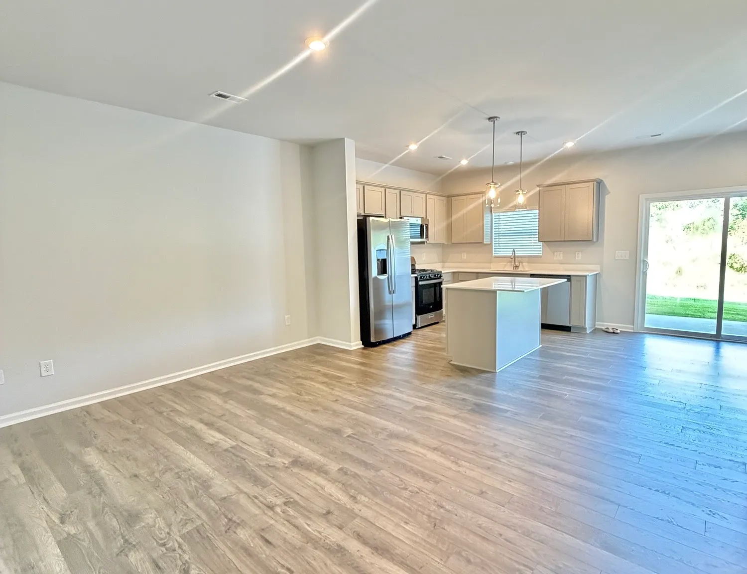 3 bed, 2.5 bath, 1400 sqft, $1,850 — Photo 3