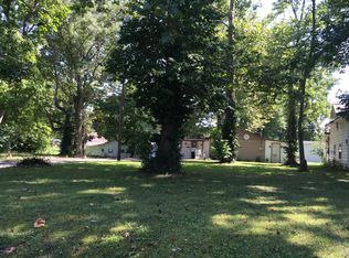 910 Division St, Benton, IL 62812