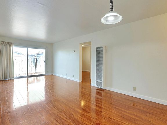 4th image of 2560 Bowers Ave