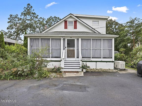 4th image of 646 S Riverside Drive