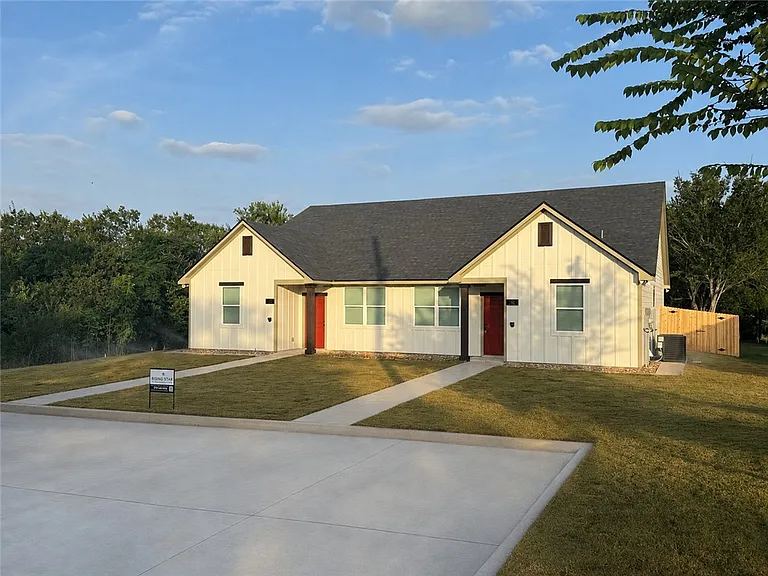 142 E Martin Luther King Dr — Photo 1