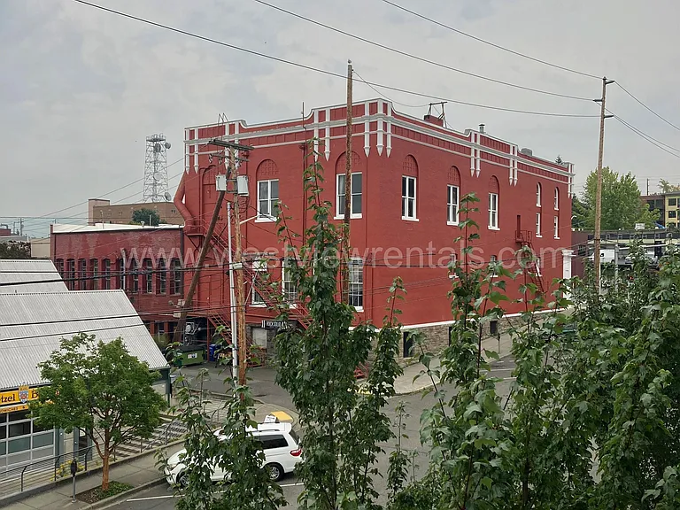 200 E Maple St — Photo 352