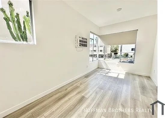 318 S Mariposa Ave #12A — Photo 2