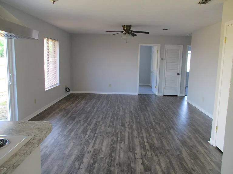 1346 Stephen Dr — Photo 3