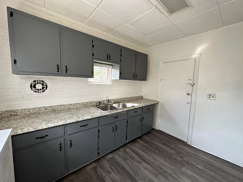 3 bed, $2,200 — Photo 3