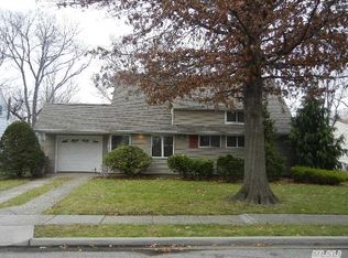27 Abbot Ln, Hicksville, NY 11801