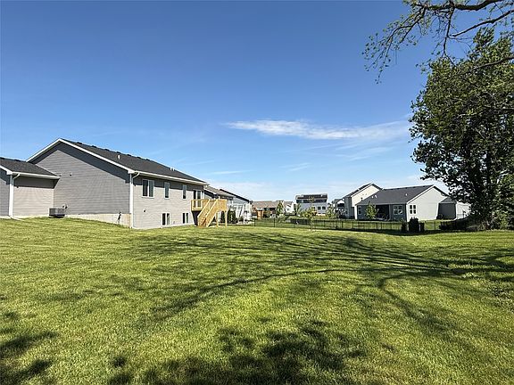 5th image of 900 Walnut Dr