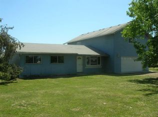 5560 Peace Ln, Central Pt, OR 97502