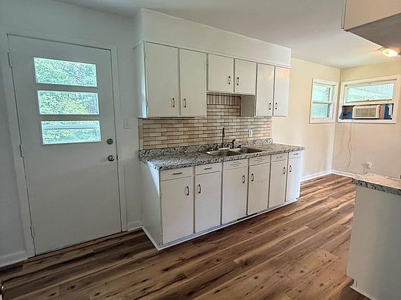 5th image of 412 Rosewood Ave