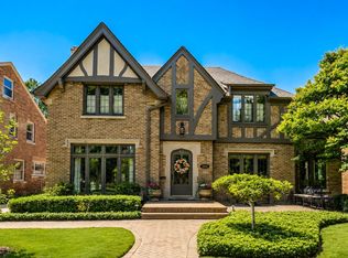 5859 N Maitland Ct, Whitefish Bay, WI 53217
