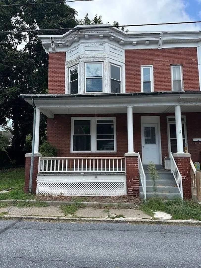 3 Bedroom, 2 Bathroom Row Home For Rent In Harrisburg, PA/Central Dauphin School District. — Photo 1