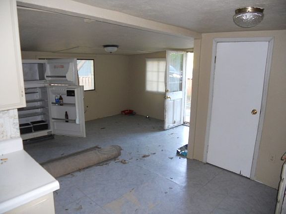 3rd image of 935 E 7th St
