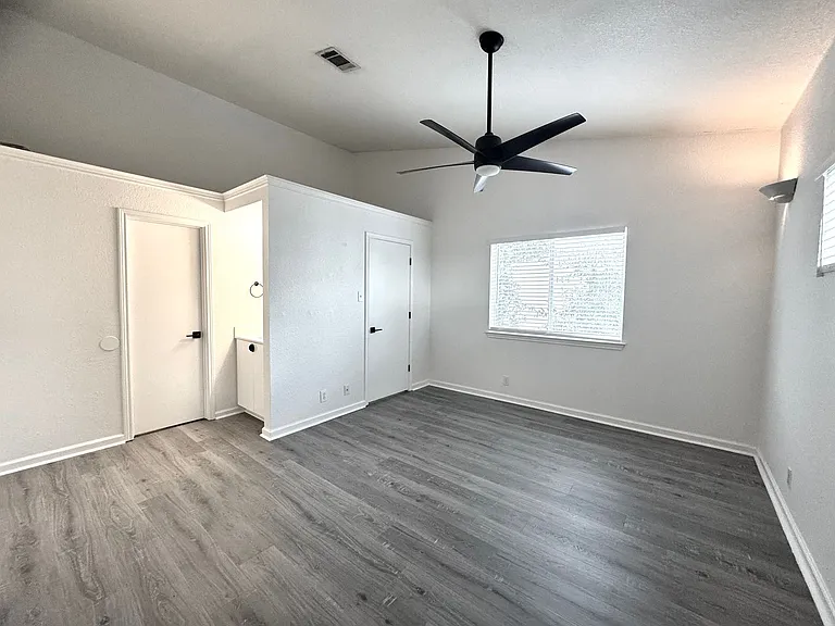 3410 Speedway #B — Photo 21