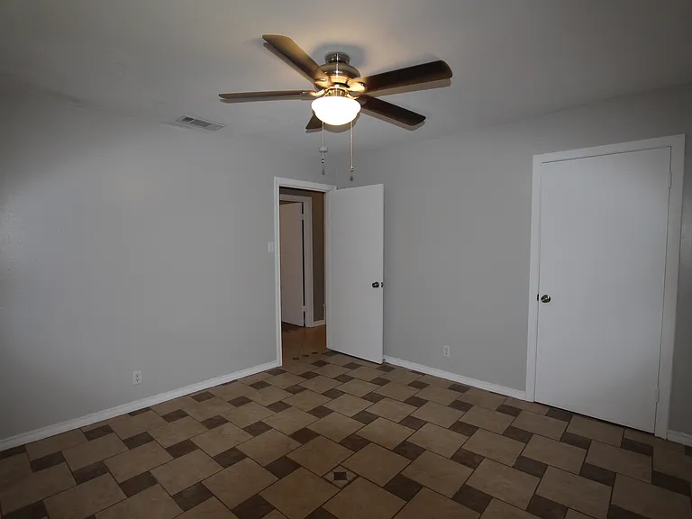 2930 Williamsburg Dr — Photo 18