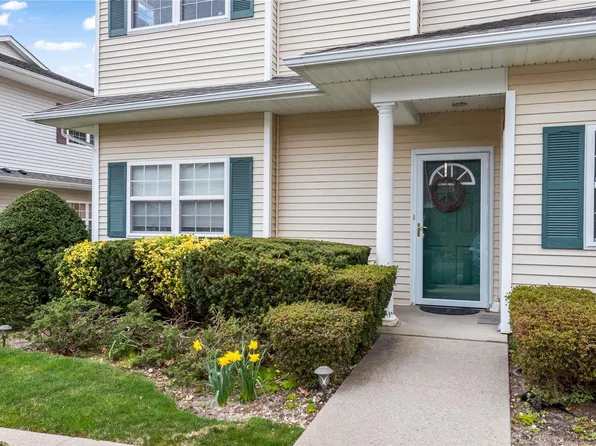 103 Aerie Way #103, East Quogue, NY 11942