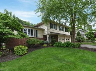 31 Condit Ct, Roseland, NJ 07068